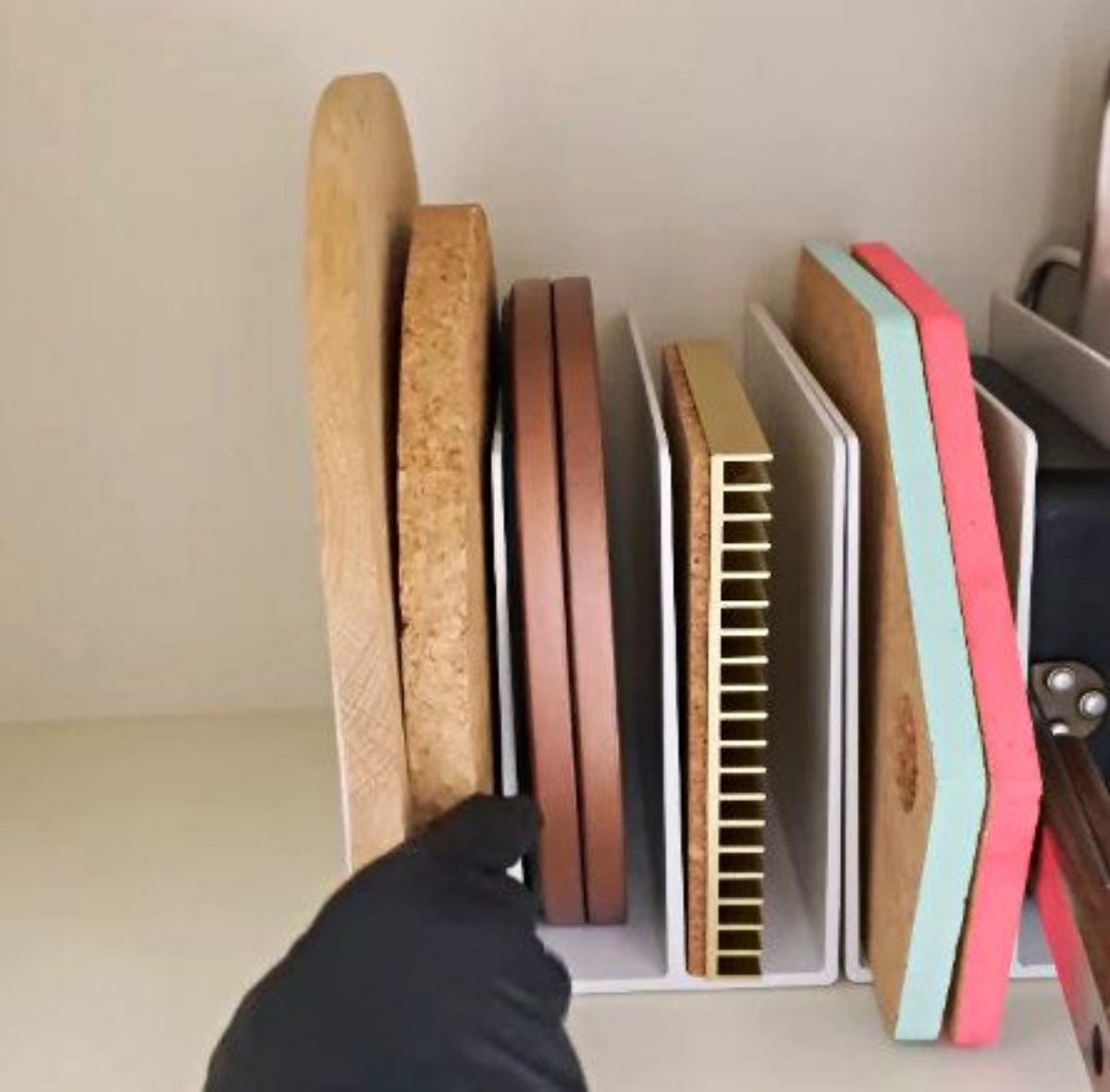 책꽂이로 주방 용품 깔끔하게 정리하기. / 유튜브 '하얀신여성 Ms Shin'