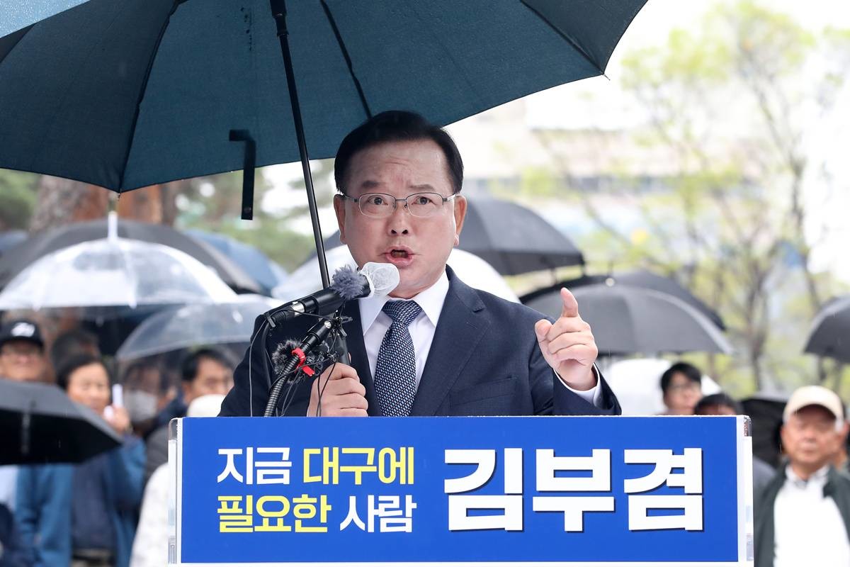 김부겸 전 국무총리가 30일 오후 대구 중구 2·28기념중앙공원에서 6·3지방선거 대구시장 출마를 선언하고 있다 / 뉴스1