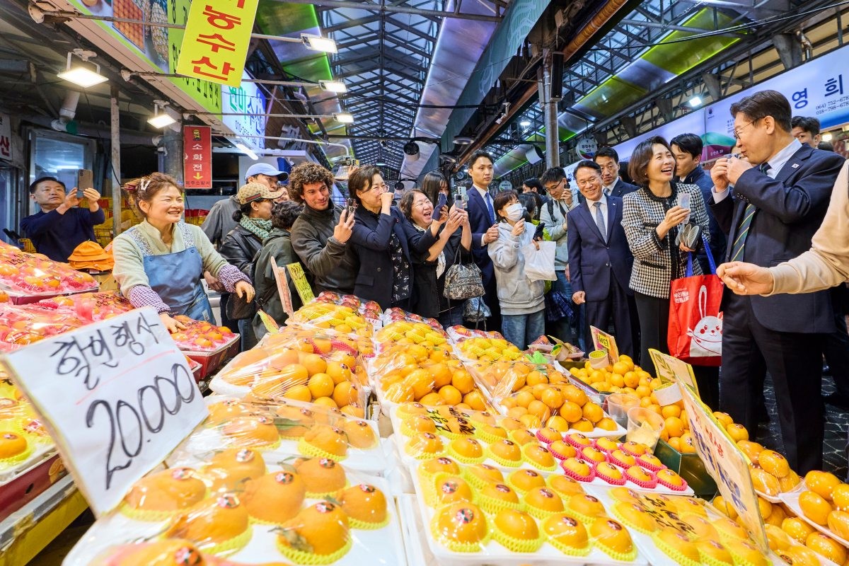 이재명 대통령과 김혜경 여사가 지난 30일 제주 동문시장을 방문해 상인들과 대화하고 있다. / 청와대 제공