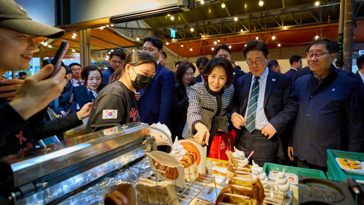 이재명 대통령과 김혜경 여사가 지난 30일 제주 동문시장을 방문해 상인들과 대화하고 있다. / 청와대 제공