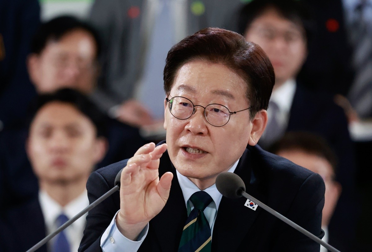 이재명 대통령이 30일 제주 한라대학교에서 열린 '제주의 마음을 듣다' 타운홀미팅 간담회에서 발언을 하고 있다. 이 대통령은 '결국은 정치가 정상화돼야 한다'라며 이렇게 밝혔다. 이 대통령은 '자기의 신념과 가치를 실현하기 위해 정치를 하는 사람도 있을 수 있다'라며 '그것도 일리가 있을 수는 있지만 결과적으로 해악을 가져온다면 그건 잘하는 게 아니다'라고 지적했다. 그러면서 '막스 베버라는 사람도 균형감각이 중요하다고 얘기했다'라며 '정치는 현실이다. 국민을 기준으로 판단한다면 무슨 이념이고, 가치고, 개인적 성향이고 뭐가 중요한가'라고 거듭 강조했다. / 뉴스1