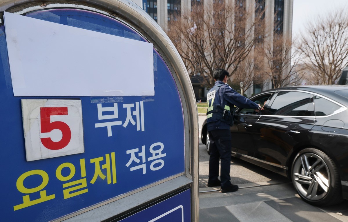 공공부문은 에너지 절약을 실천하기 위해 25일부터 전기차와 수소차를 제외한 승용차 5부제를 의무적으로 시행하고 있다. 기사 이해를 돕기 위한 자료 사진. 이런 가운데     강훈식 대통령 비서실장은 30일 중동 사태 여파와 관련해 전 국민적인 에너지 절약 실천을 거듭 당부했다.     / 뉴스1
