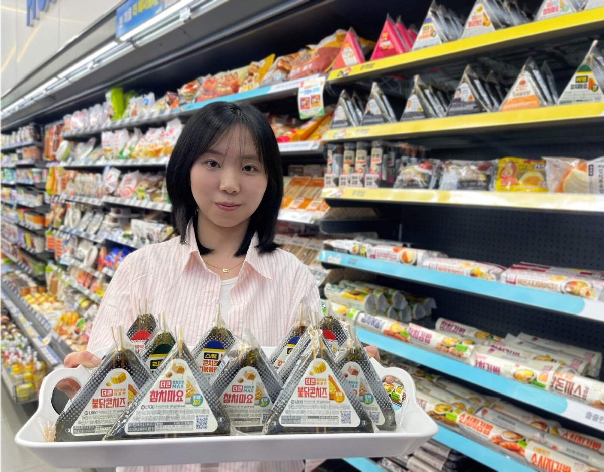 GS25가 '풀체인지 리뉴얼'을 완료한 '더큰 삼각김밥' 시리즈를 소개하고 있는 모델 모습. / GS리테일 제공