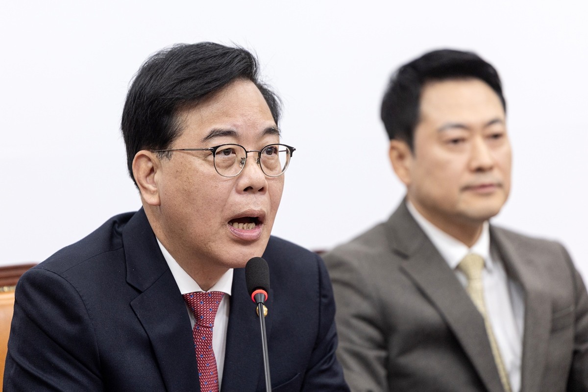 송언석 국민의힘 원내대표가 서울 여의도 국회에서 열린 최고위원회의에서 모두발언하고 있다. 자료 사진. 송언석 원내대표는 31일 서울 여의도 국회에서 열린 원내대책회의에서 '중동 리스크로 인한 경제 불안이 안정세를 되찾을 때까지 국정조사와 특검법 개정 등 모든 정쟁을 중단하자'라고 밝혔다. 송 원내대표는 '이란 전쟁의 장기화는 이미 현실이 됐고 그에 따른 민생 경제 위기도 현실이 됐다'라며 '민생이 위협받는 상황에서 국회에서는 악마의 편집으로 조작된 음성파일 하나를 붙잡고 국정조사의 정쟁에 몰두하고 있다'라고 주장했다. / 뉴스1