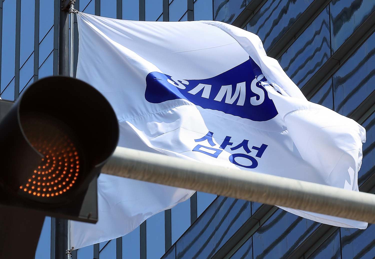 서울 서초구 삼성전자 서초사옥에 걸린 삼성 깃발이 바람에 휘날리고 있다.  / 뉴스1