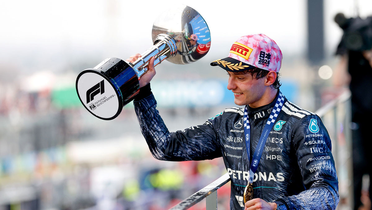 키미 안토넬리가 우승컵을 들어올리고 있다. / 메르세데스-벤츠 코리아