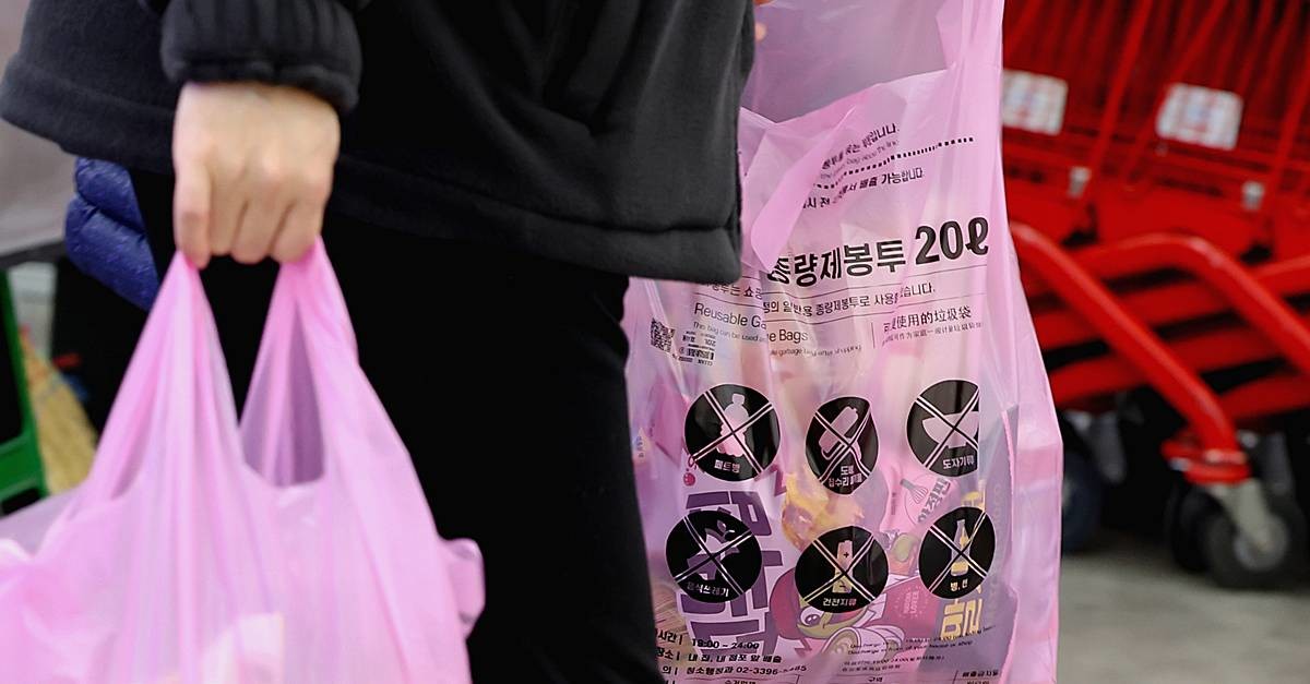 지난 30일 서울 시내 한 대형마트에서 시민이 종량제 봉투에 물건을 담고 있다 / 뉴스1