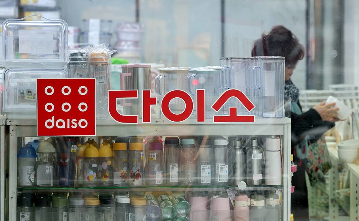 서울 용산구에 위치한 한 다이소 매장을 찾은 시민이 물품을 구매하고 있다 / 뉴스1