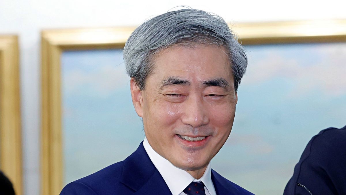 신현송 한국은행 총재 후보자가 31일 오전 서울시 중구 세종대로 한화금융플라자에 마련된 청문회 준비 사무실로 출근하며 취재진의 질문에 답하고 있다. / 뉴스1