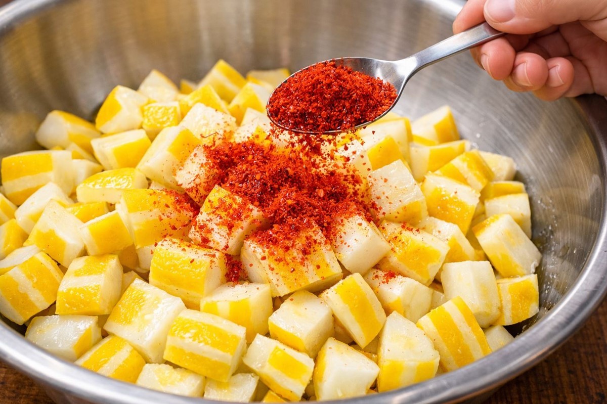 참외 깍두기를 만드는 모습. 참외에 고춧가루를 뿌려 맛을 낸다. 기사 이해를 돕기 위해 AI를 활용해 제작한 자료 사진입니다. 실제 모습과 다소 차이가 있을 수 있습니다.