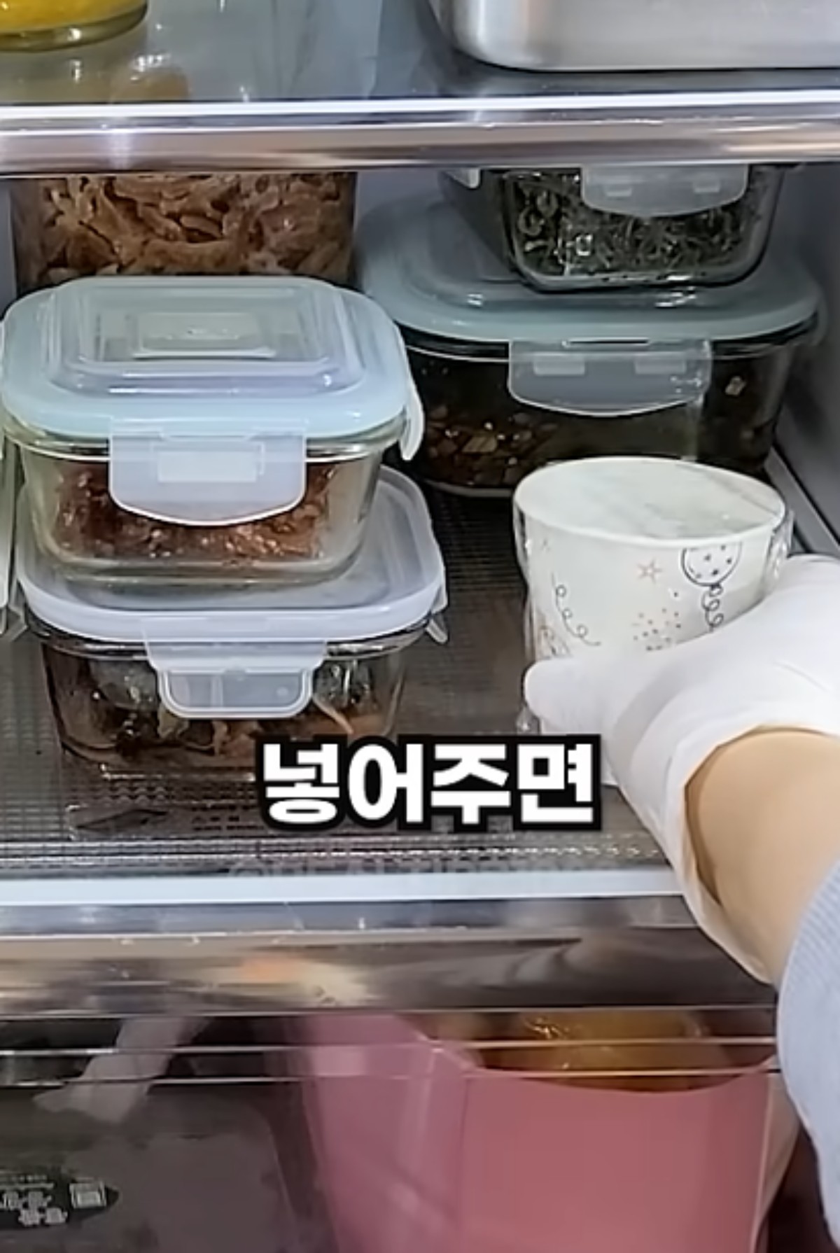 종이컵을 냉장고에 넣는 모습 / 유튜브 '진짜꿀팁'