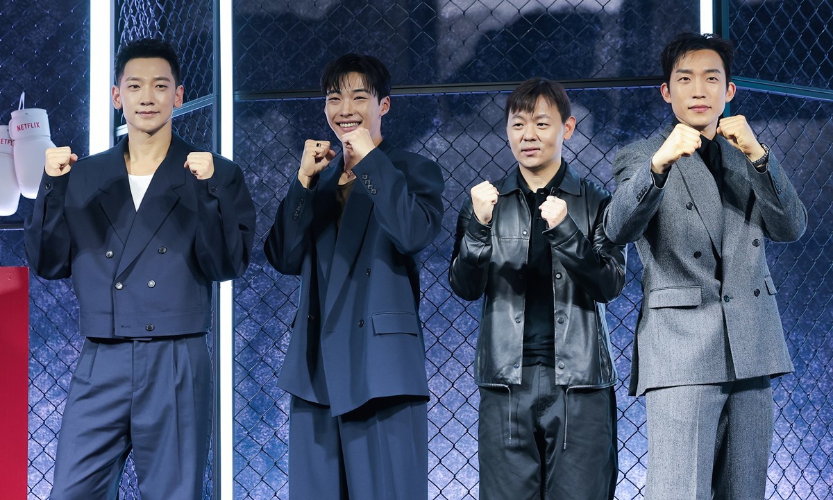 배우 정지훈(왼쪽부터)과 우도한, 김주환 감독, 이상이가 31일 오전 서울 중구 앰배서더 서울 풀만 호텔에서 열린 ‘사냥개들’ 시즌 2 제작발표회에서 포즈를 취하고 있다.  / 뉴스1