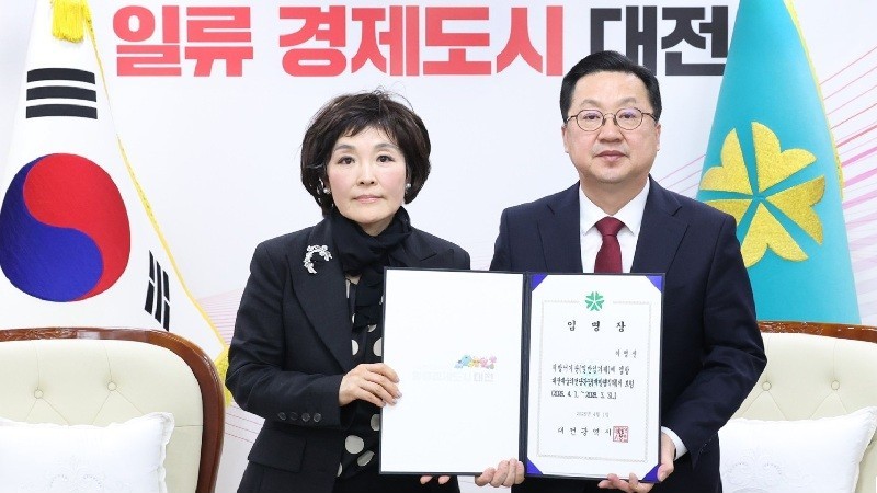 이장우 대전시장(오른쪽)이 이영신 신임 대전예술의전당 관장에게 임명장을 수여한 뒤 기념촬영을 하고 있다./사진=대전시