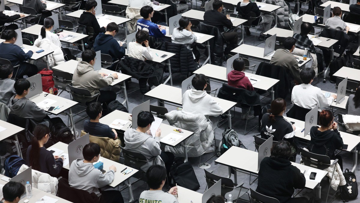 지난해 11월 서울 종로구 성균관대에서 열린 2026학년도 수시모집 논술시험(수리형)에서 수험생들이 시험을 준비하고 있다.  / 뉴스1