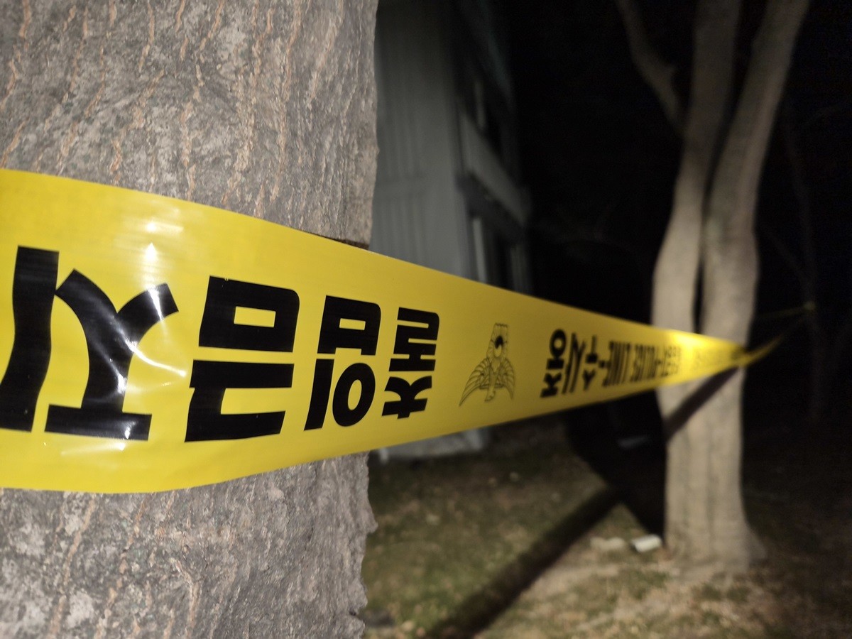 플리스 라인 모습. 기사 내용과 무관한 자료 사진. 인천에 있는 한 아파트에서 60대 어머니가 사망하고 40대 아들이 크게 다친 채로 발견된 것으로 전해졌다. 31일 오전 8시 58분쯤 인천시 서구 왕길동에 있는 한 아파트에서 '현관 쪽에 피가 나와 있다'라는 신고가 접수됐다. 경찰과 소방 당국이 현장에 출동해 강제로 문을 개방한 결과 내부에서는 60대 여성 A 씨가 숨진 채 발견됐다. 당시 A 씨의 아들인 40대 남성 B 씨는 크게 다쳐 119 구급대에 의해 병원으로 옮겨져 치료받고 있는 것으로 전해졌다. / 뉴스1