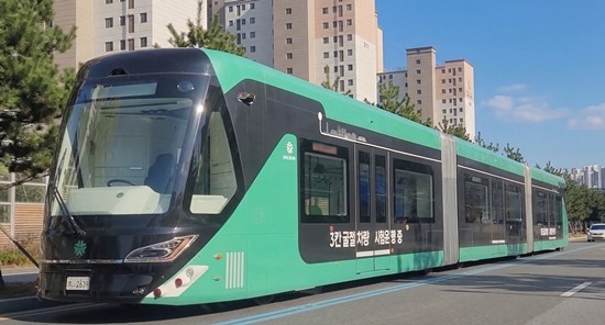 대전 도로를 시운전하고 있는 3칸 굴절차량/사진=대전교통공사