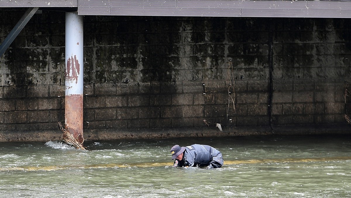 31일 오전 10시 30분쯤 '신천에 수상한 캐리어가 있다'는 신고를 접수한 경찰이 대구 북구 칠성동 잠수교 주변을 수색하고 있다. / 뉴스1