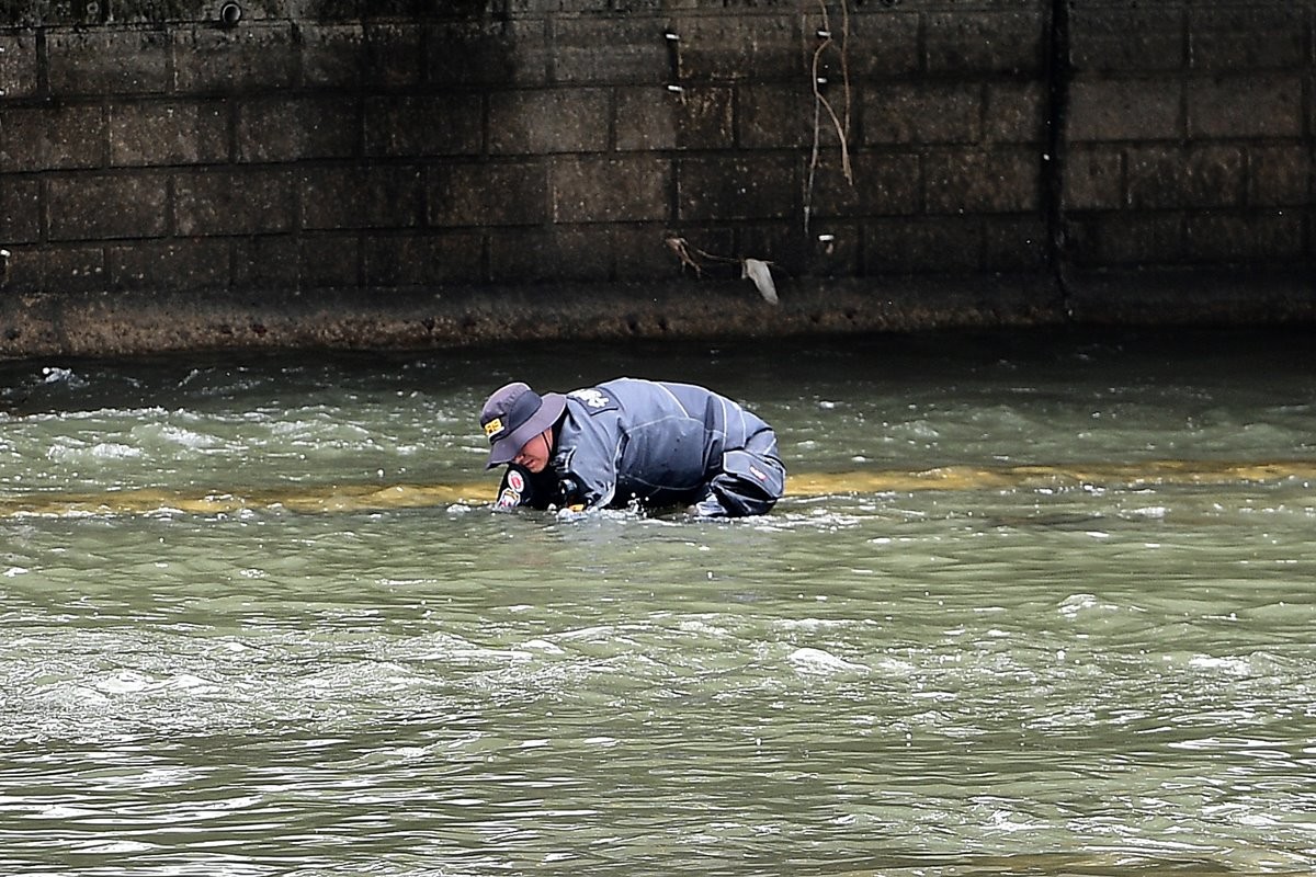 대구 북구 칠성동 잠수교 인근을 수색 중인 경찰 / 뉴스1