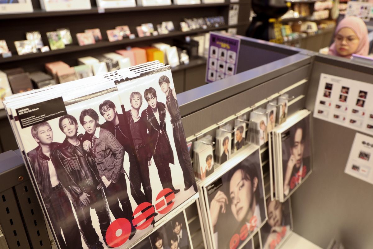 케이팝 굿즈샵에 방탄소년단 '아리랑' 앨범이 진열돼 있는 모습. / 뉴스1