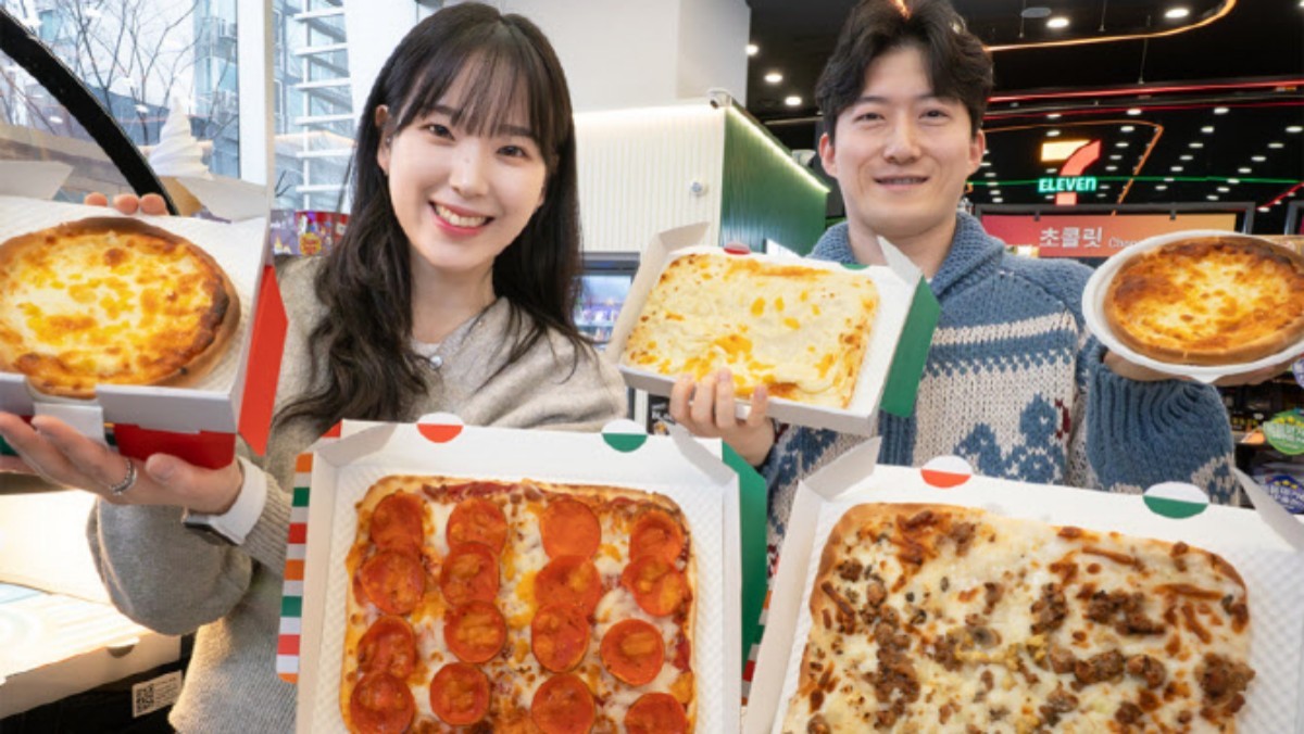 모델들이 세븐일레븐의 1인가구 피자를 소개하고 있다. / 세븐일레븐