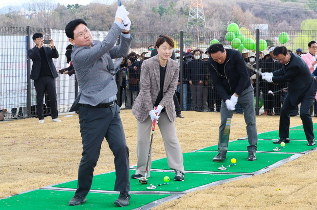 이상일 용인특례시장(왼쪽)이 31일 기흥호수에서 열린 파크골프장 준공식에서 시타를 하고 있다. / 용인특례시