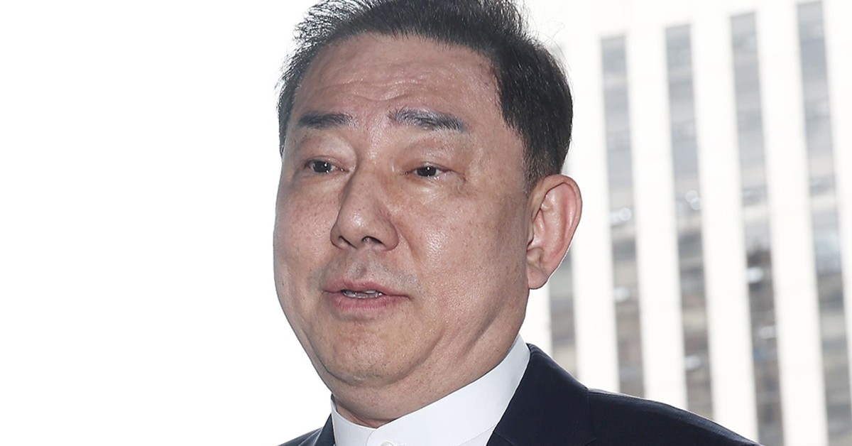 김병기 무소속 의원이 31일 오후 서울 마포구 서울경찰청 공공범죄수사대에서 공천헌금 수수 등 13개 의혹과 관련 피의자 신분으로 4차 조사를 받기 위해 출석하고 있다. / 뉴스1