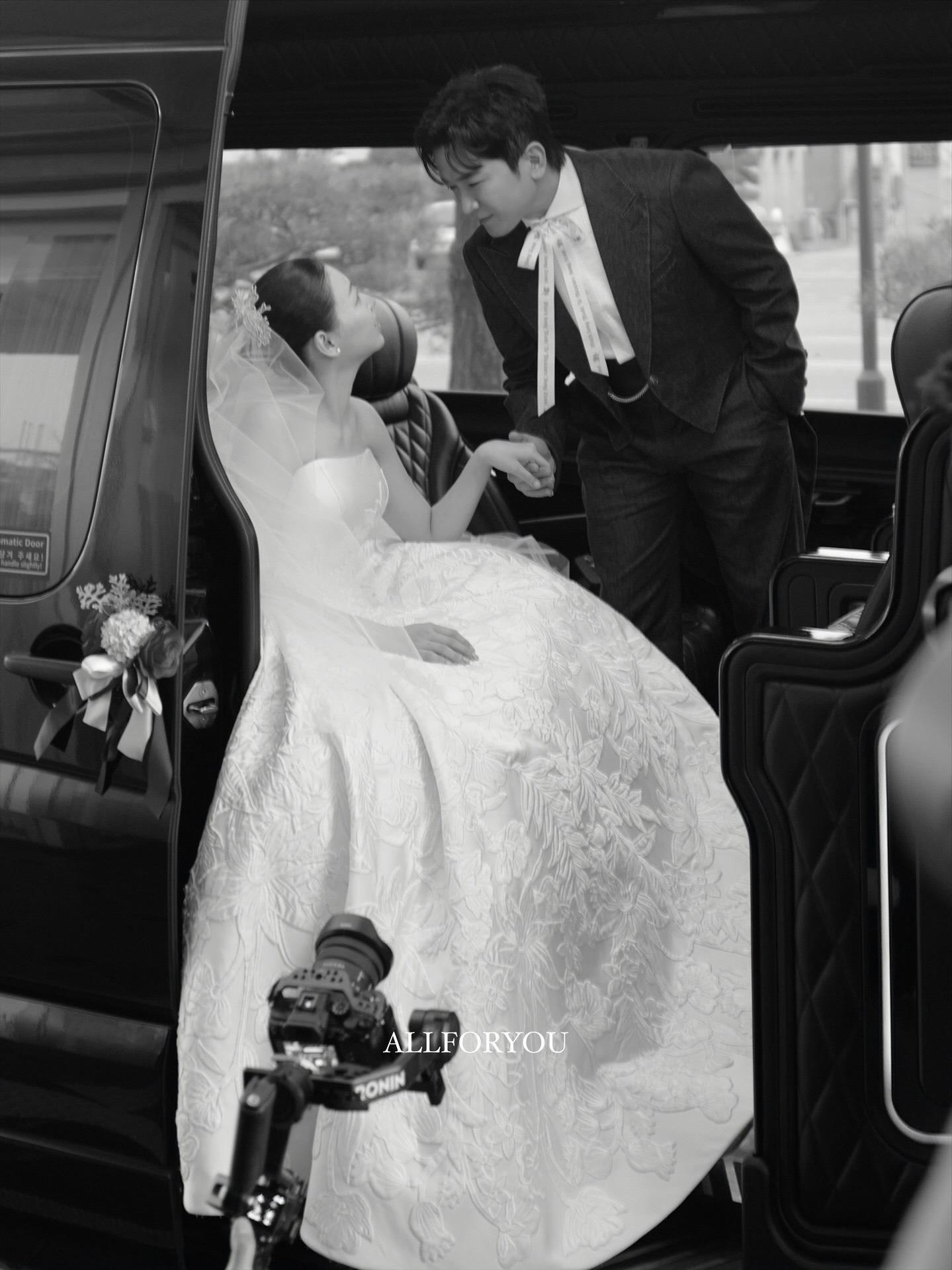 신화 멤버 이민우와 그의 아내 이아미 씨 웨딩 화보 / 이민우 인스타그램, ALLFORYOU