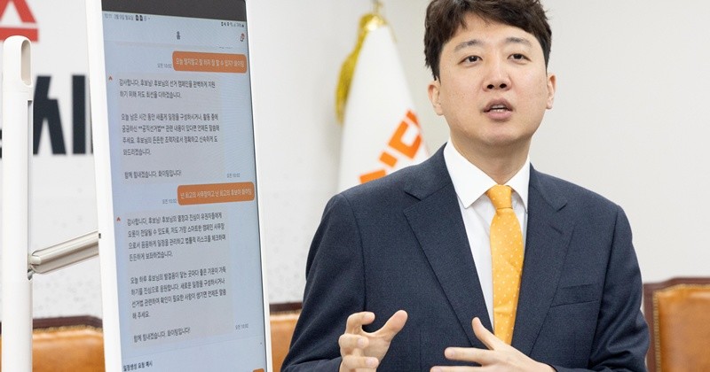 이준석 개혁신당 대표가 지난 9일 서울 여의도 국회에서 열린 'AI 선거 사무장' 앱 시연회에서 앱을 소개하고 있다. / 뉴스1