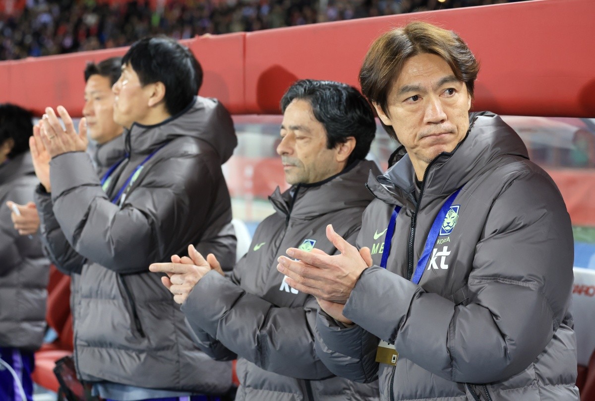 31일(현지시간) 오스트리아 빈 에른스트 하펠 스타디움에서 열린 한국 축구 국가대표팀과 오스트리아의 평가전에서 홍명보 감독이 벤치에서 경기 시작을 기다리고 있다. / 연합뉴스