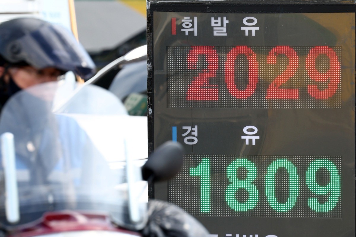서울 주유소 평균 휘발유 가격이 지속 상승하며 리터당 2000원에 육박하고 있는 지난달 31일 서울의 한 주유소 유가정보판에 휘발유·경유 가격이 표시되어 있다. / 뉴스1