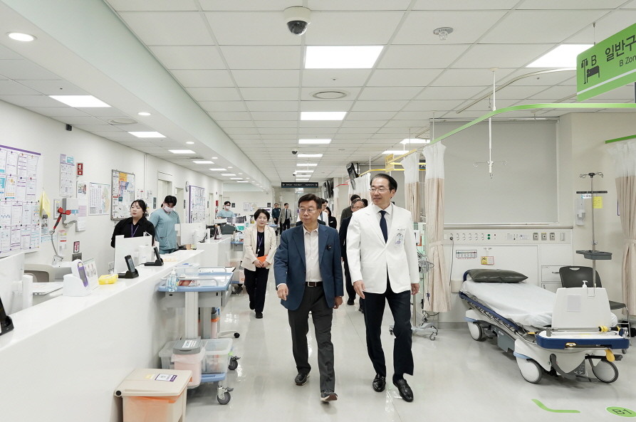 신상진 성남시장이 31일 성남시의료원을 방문해 병원시설을 둘러보고 있다. / 성남시