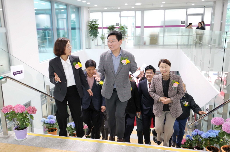이상일 용인특례시장이 31일 보라동행정복지센터 개청식에서 시설을 둘러보고 있다. / 용인특례시