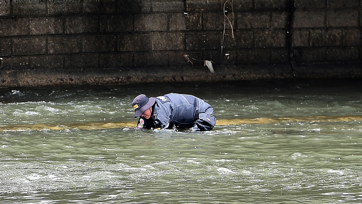 지난 31일 오전 대구 칠성동 잠수교 아래 산천에 수상한 캐리어가 있다는 신고를 받고 출동해 주변을 수색 중인 경찰 / 뉴스1