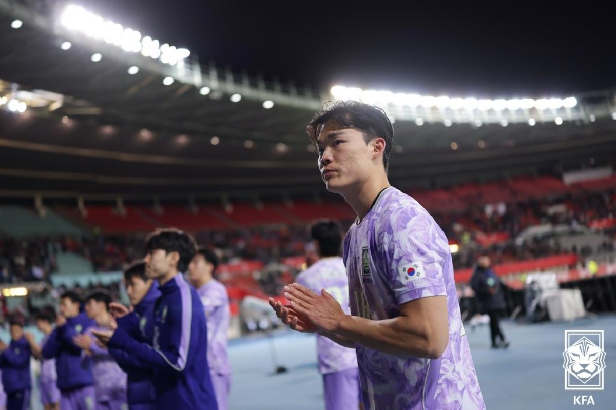 1일 오스트리아전, 팬들 향해 인사하는 오현규 / 뉴스1