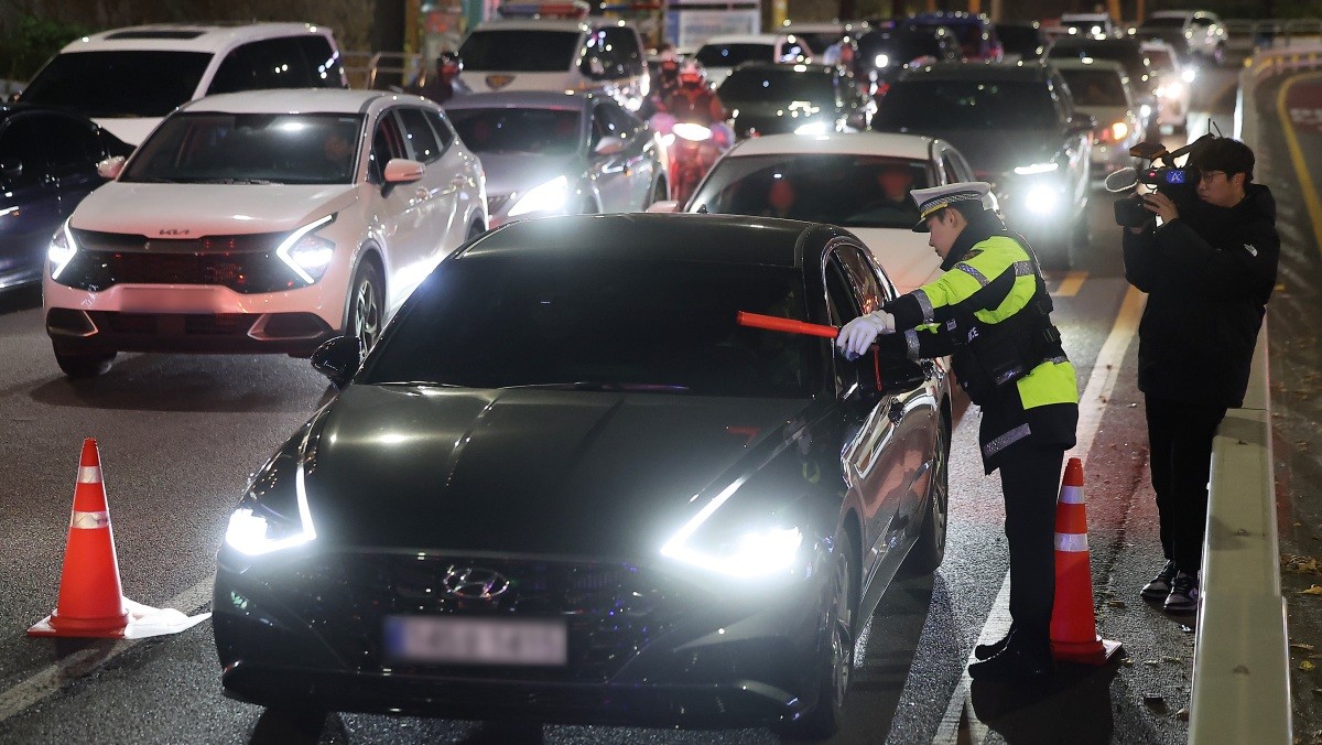 경찰이 시내 도로에서 음주·약물운전 특별단속을 하고 있다. / 뉴스1