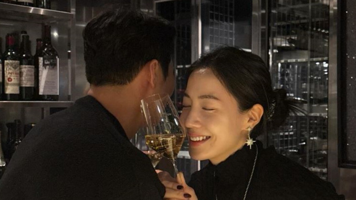 걸그룹 티아라 출신 배우 류화영이 결혼 소식과 함께 공개한 사진. 남편의 뒷 모습을 직접 공개해 눈길을 끌고 있다. / 류화영 인스타그램