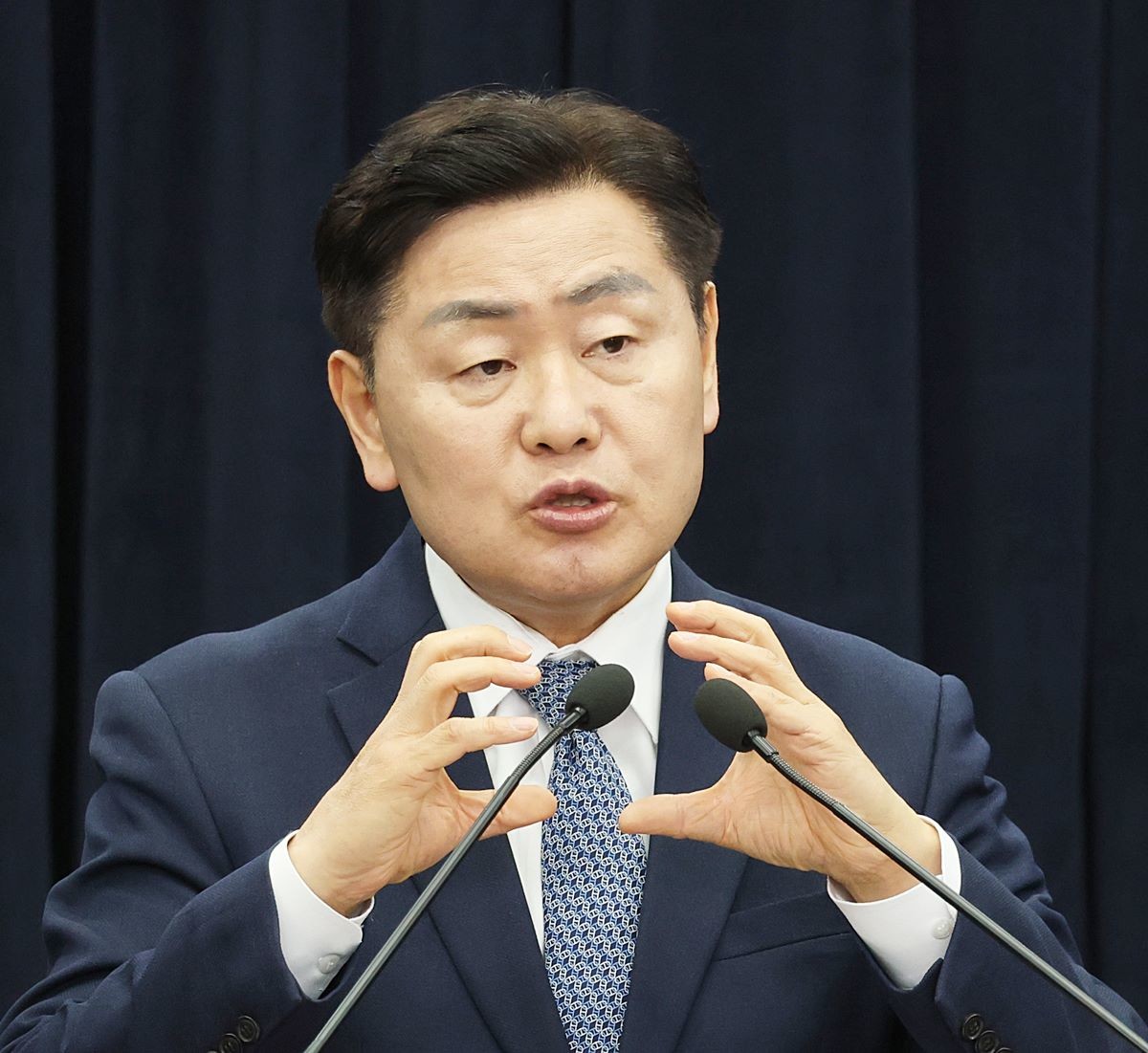 김관영 전북지사 자료 사진. 김관영 전북지사가 더불어민주당 당내 경선을 앞두고 음식점에서 돈 봉투를 살포했다는 고발장이 접수돼 경찰이 수사 중라고 연합뉴스가 전했다. 1일 전북경찰청 반부패경제범죄수사대에 따르면 전날(3월 31일) 이런 내용의 고발장이 경찰에 접수됐다. 해당 고발장에는 김관영 지사가 최근 음식점에서 청년들에게 돈 봉투를 건넸다는 내용이 담긴 것으로 알려졌다. 경찰은 이날 고발인을 불러 구체적 경위 등을 조사할 예정이다. / 뉴스1