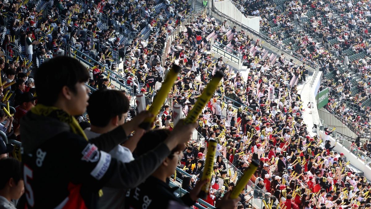 지난달 22일 오후 서울 송파구 잠실야구장에서 열린 2026 신한 SOL KBO리그 두산 베어스와 KIA 타이거즈의 시범경기에서 KIA 팬들이 열띤 응원을 펼치고 있다. / 뉴스1