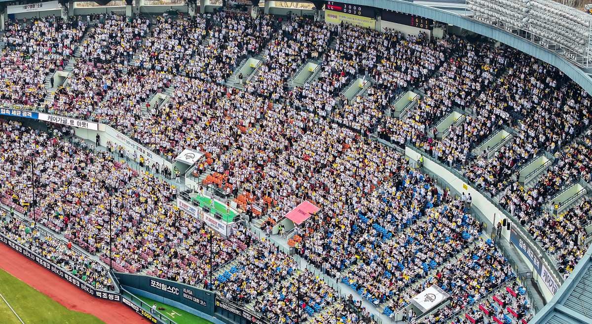 지난달 29일 서울 송파구 잠실야구장에서 열린 '2026 신한 SOL KBO리그' KT 위즈와 LG 트윈스의 경기를 찾은 수많은 야구팬들이 열정적인 응원을 펼치고 있다. / 뉴스1