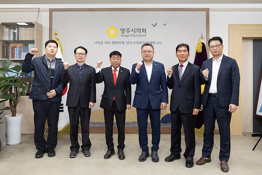 윤창철 양주시의회 의장이 정현호 결산검사 대표위원을 비롯한 결산검사 위원들과 함께 기념촬영을 하고 있다. 왼쪽부터 권태희 위원, 박건국 위원, 윤창철 의장, 정현호 대표위원, 백운찬 위원, 지후식 위원