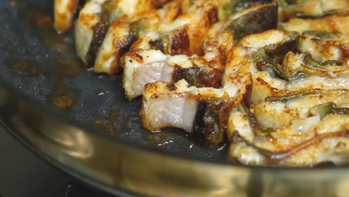 집에서 프라이팬에 직접 구운 장어 모습. / 유튜브 '입질의추억TV jiminTV'