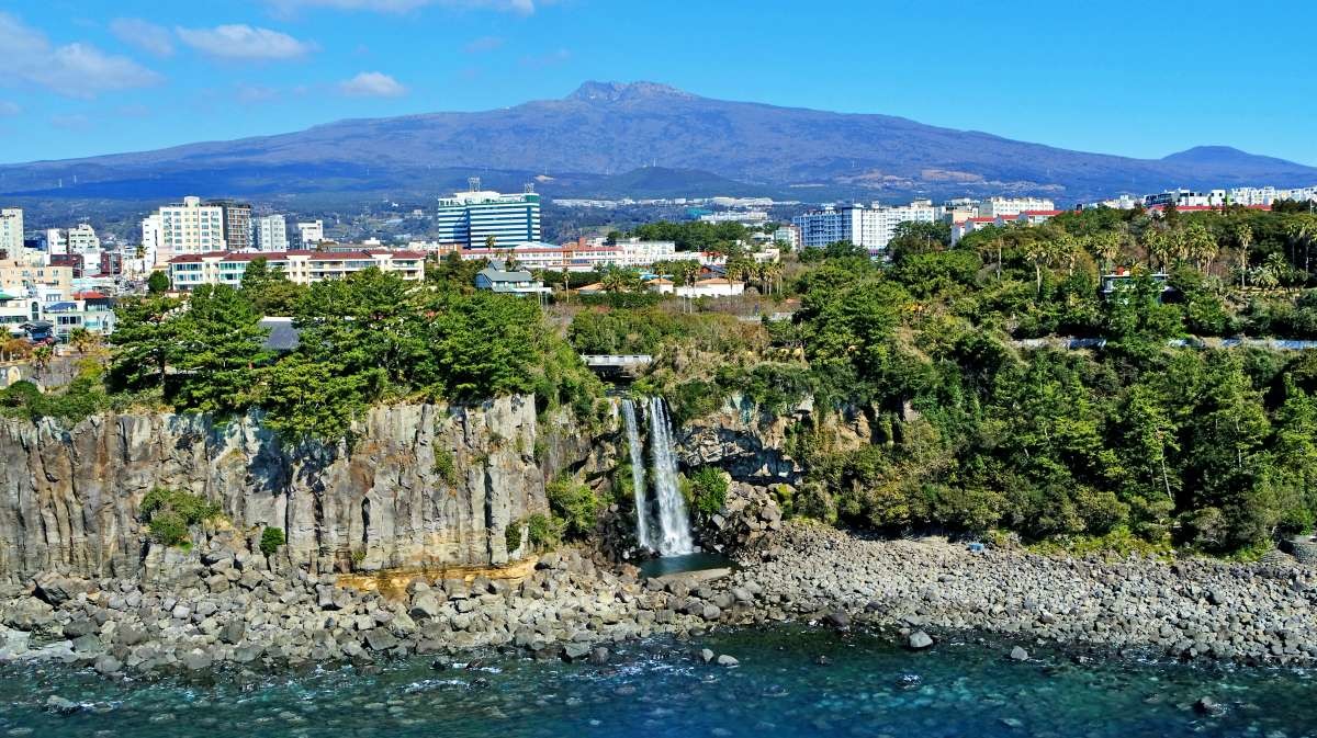 한라산과 정방폭포 / 연합뉴스