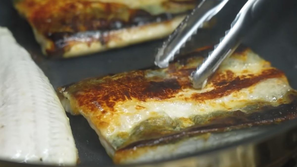 냄비로 눌러 노릇노릇해진 장어. / 유튜브 '입질의추억TV jiminTV'