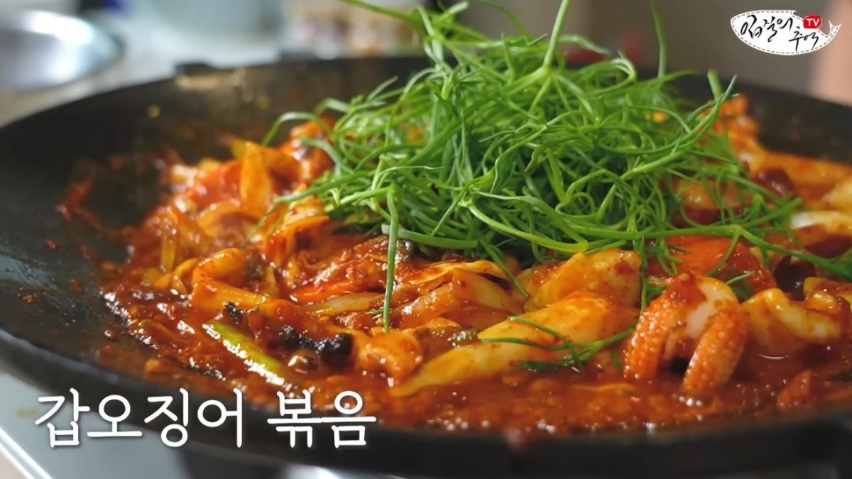 김지민이 만든 '갑오징어 볶음'. / 유튜브 '입질의추억TV jiminTV'