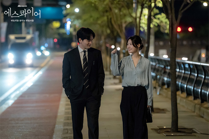 드라마 '에스콰이어' 주연 배우 이진욱과 정채연 / JTBC