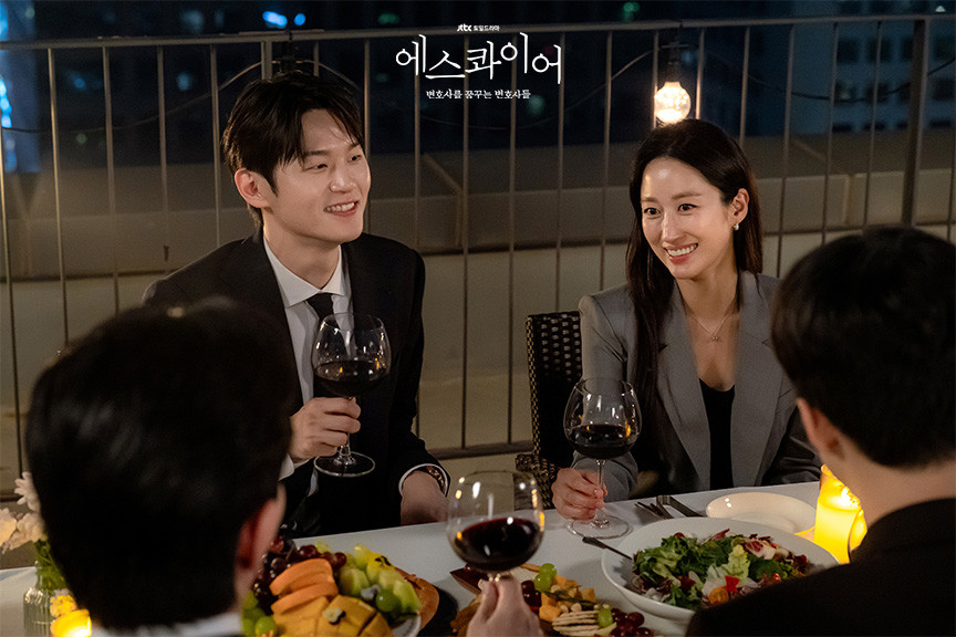 드라마 '에스콰이어'에 출연한 배우 이학주와 전혜빈 / JTBC