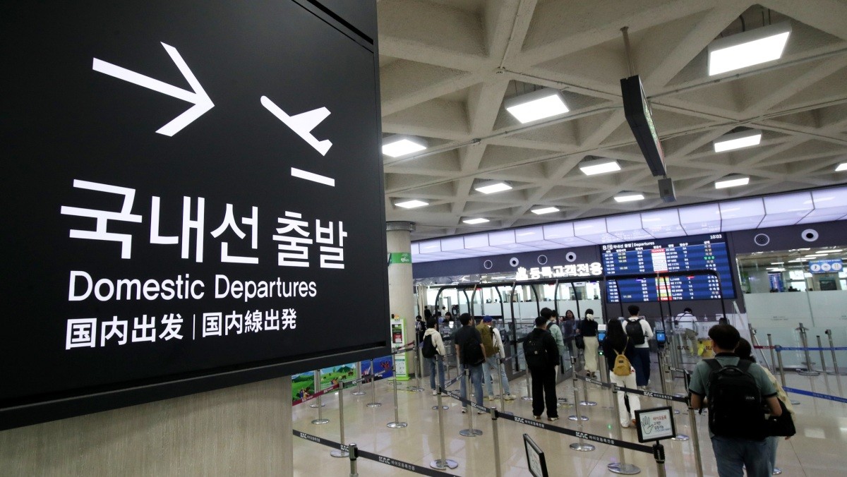 제주국제공항에서 탑승객들이 국내선 수속 게이트로 들어서고 있다. 기사의 이해를 돕기 위한 사진 / 뉴스1