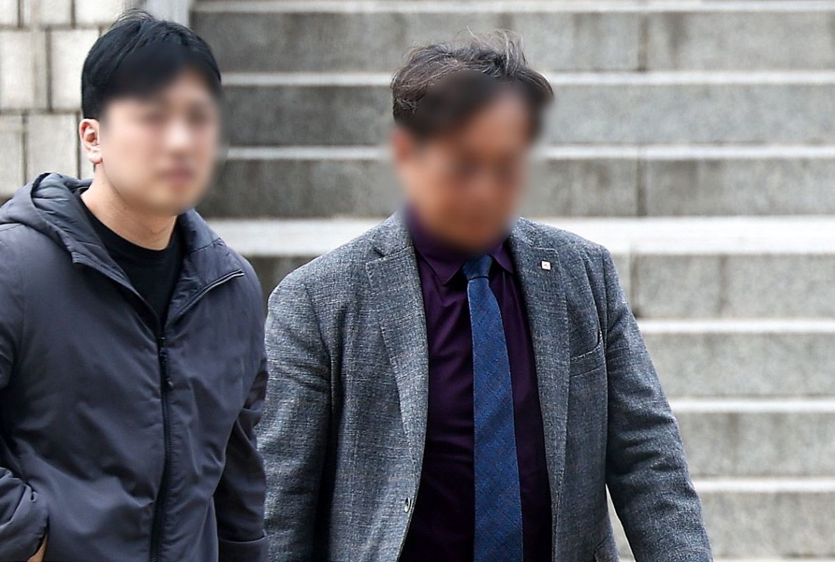 10조 원대 전분 및 당류(전분당) 가격 담합 의혹을 받는 이 모 사조CPK 대표(오른쪽)가 지난달 31일 오후 서울 서울중앙지법에서 열린 구속 전 피의자 심문(영장실질심사)에 출석하고 있다.  / 뉴스1