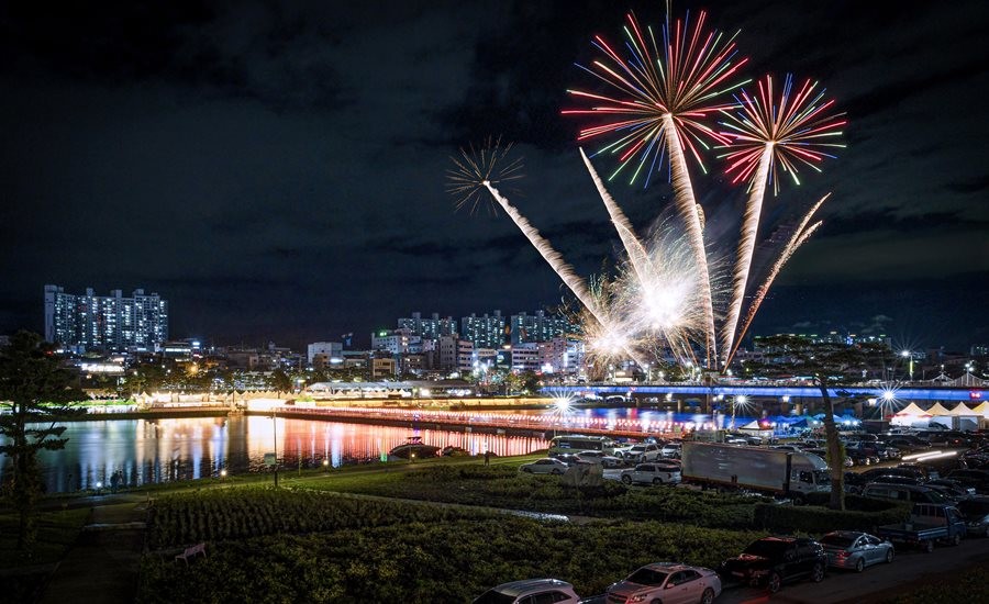 2025년 제18회 영천관광 전국사진공모전 입상작(이상영 作, 불꽃놀이).  / 영천시 제공