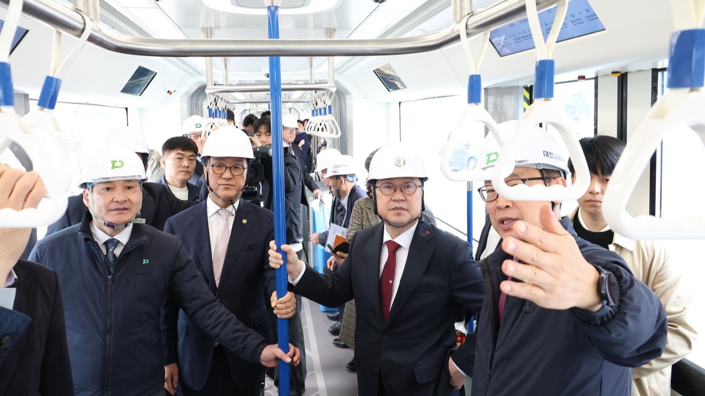 대전시가 1일 도안동 호수공원 일원에서 3칸 굴절버스의 안전성과 도로 적합성을 점검하고 있다./사진=대전시